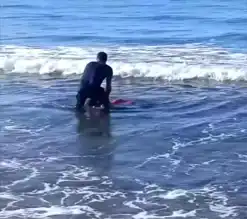 Alkollü Kadın Denize Girdi, Boğulmaktan Kurtarıldı