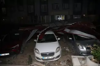 Şiddetli Rüzgarın Yıkımı: Çatılar Havada Uçtu!