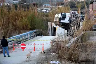 Antakya'da Köprü Çöktü, Kamyon Dereye Düştü!