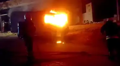 Defne'de Park Halindeki Minibüs Yandı