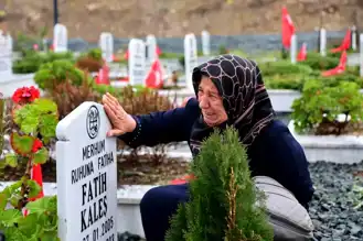 Depremde 3 Torununu Kaybeden Dede: "1 Yıllık Bina Nasıl Çöker?"