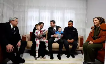 Bayraktar, Hatay Depremzedelerini Ziyaret Etti