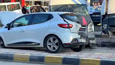 İskenderun'da Frensiz Kamyon 5 Araca Çarptı, 3 Yaralı