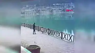 Baba, Göle Düşen Kızını Kurtardı!