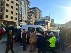 İskenderun'da Hafriyat Kamyonu Kazası: 3 Yaralı
