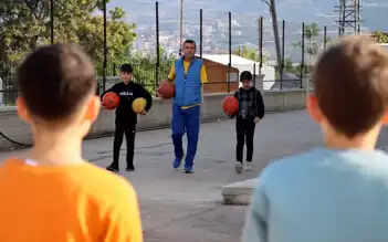 Depremzede Öğretmen Hayata Tutundu