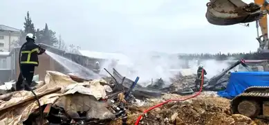 Hatay'da Şantiye Konteynerleri Yandı