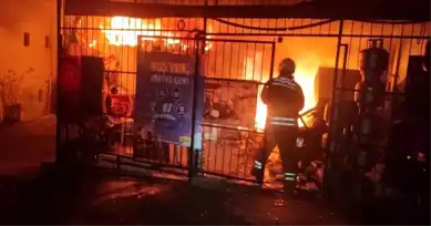Güneydoğu'da Bakkal Yandı, İş Yeri Kullanılamaz Halde