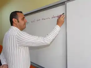Depremden Etkilenen Öğretmen, Öğrencilerine Umut Olmaya Çalışıyor