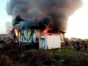 Hatay'da Depremzede Ailesinin Konteyneri Yandı