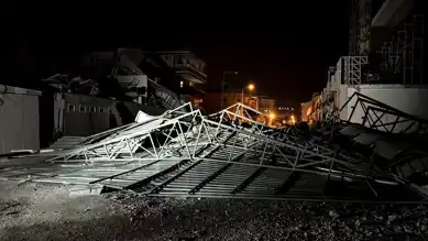 Hatay'da Şiddetli Fırtına: Çatılar Uçtu, Ağaçlar Devrildi