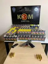 Hatay'da Kaçakçılık Baskını: 3 Gözaltı, Silah ve Sigara Ele Geçirildi