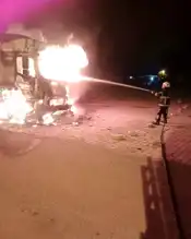 Park Halindeki Tırda Yangın: Kullanılamaz Hale Geldi