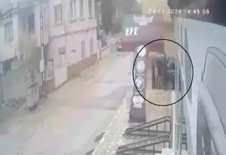 Fırtınada Tabela Devrildi, Çocuk Kılpayı Kurtuldu!