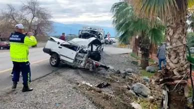 Hatay Erzin'de Tofaş Ağaca Çarptı, Sürücü Yaralandı