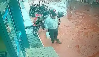 Hatay'da İşçi, Marketi Temiz Tutmak İçin Ayakkabılarını Çıkardı