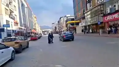 Hatay'da Polis Yaşlı Kadına Yardım Eli Uzatmış!