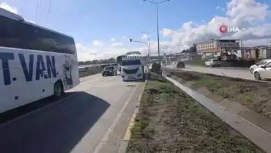 Refüje Çarpan Araç Kanala Düştü: 5 Yaralı