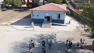 Köy Öğretmeni, Öğrencilerini Gerçek Hayata Hazırlıyor