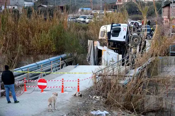 Antakya'da Köprü Çöktü, Kamyon Dereye Düştü!