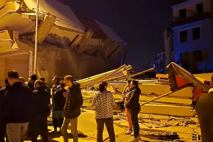 Ağır Hasarlı Apartman Prefabrike Çöktü!