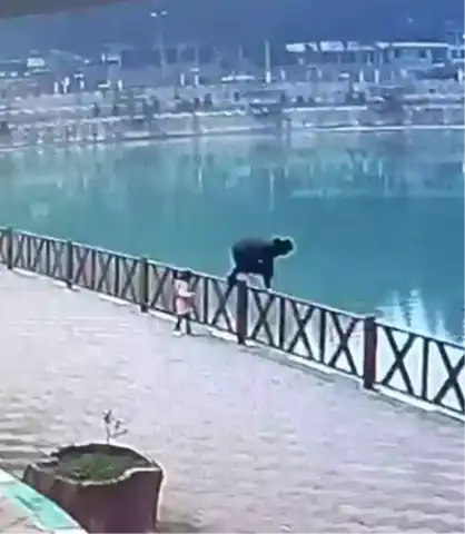 Baba, Göle Düşen Kızını Kurtardı!