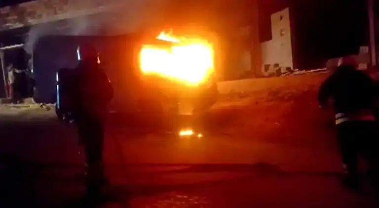 Defne'de Park Halindeki Minibüs Yandı