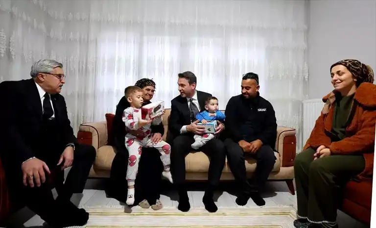 Bayraktar, Hatay Depremzedelerini Ziyaret Etti