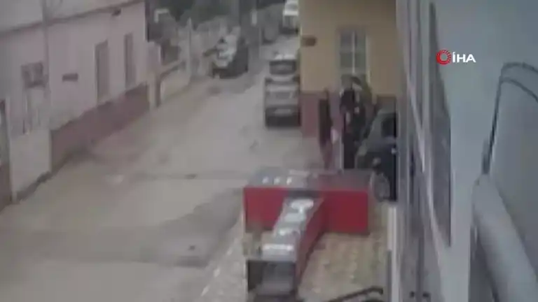 Fırtınada Tabela Düştü, Çocuk Kurtuldu!