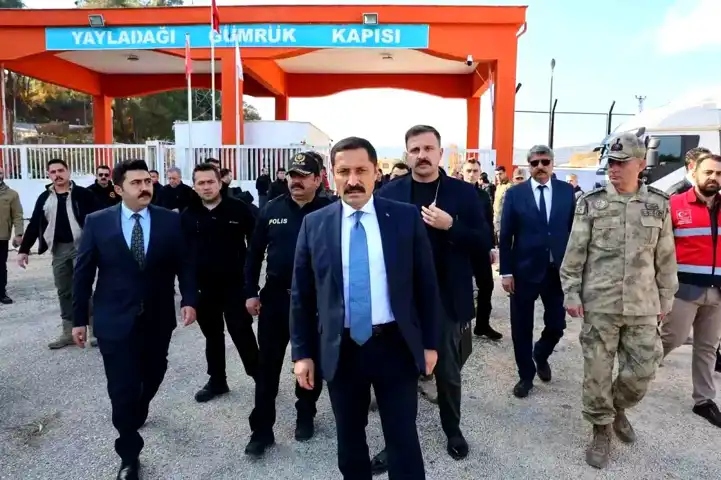 Gümrük Kapısı Açıldı: Suriyelilerin Güvenli Dönüşü Destekleniyor
