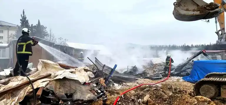 Hatay'da Şantiye Konteynerleri Yandı