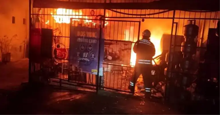 Güneydoğu'da Bakkal Yandı, İş Yeri Kullanılamaz Halde