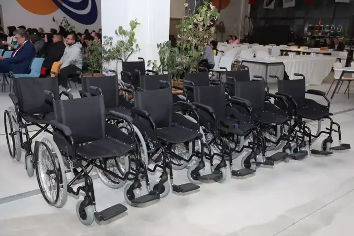 Depremzede Engellilere Tekerlekli Sandalye Desteği