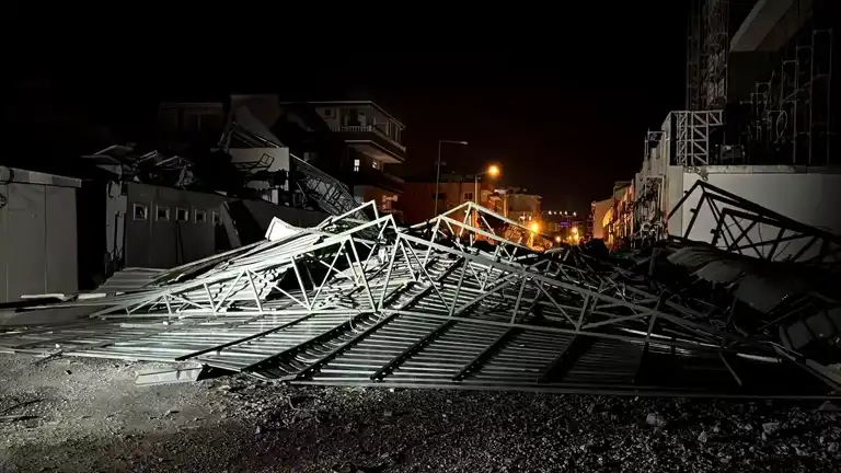 Hatay'da Şiddetli Fırtına: Çatılar Uçtu, Ağaçlar Devrildi