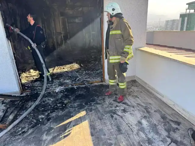 Depremzede Binalarda Yangın Tehlikesi: Hatay'da Söndürme Operasyonu