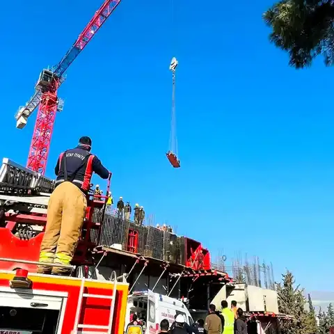 Hatay İnşaatında İşçi Kazası: Vinçle Kurtarıldı