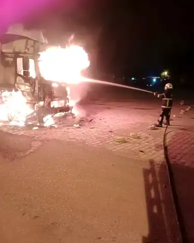 Park Halindeki Tırda Yangın: Kullanılamaz Hale Geldi
