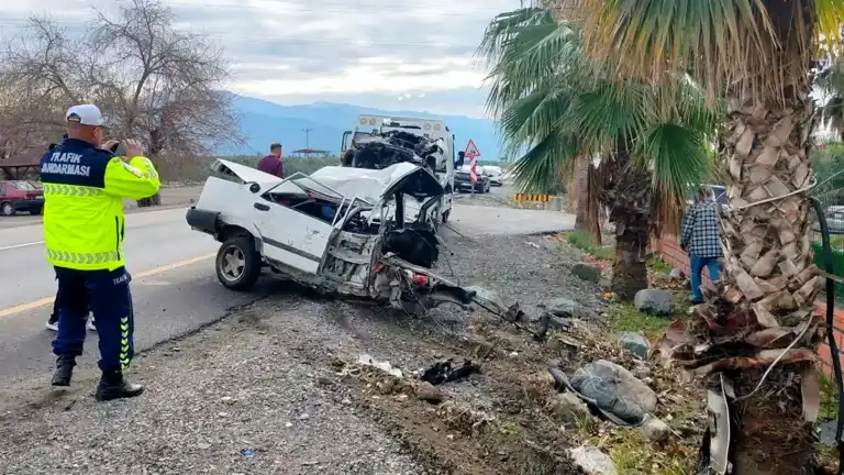 Hatay Erzin'de Tofaş Ağaca Çarptı, Sürücü Yaralandı