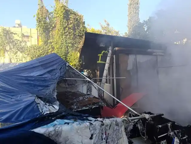 Depremzede Ailesinin Konteyneri Yandı