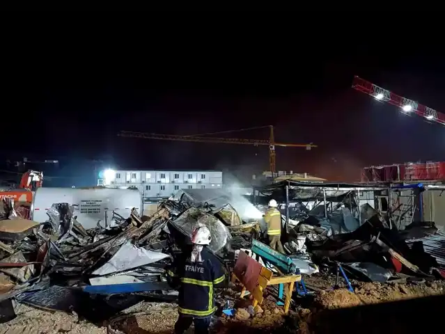 Hatay Arsuz'da Konteyner Yatakhane Yandı!