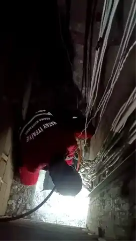 Dörtyol'da Havalandırma Boşluğuna Düşen Kedi Kurtarıldı