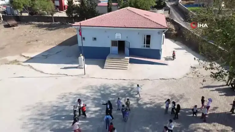 Köy Öğretmeni, Öğrencilerini Gerçek Hayata Hazırlıyor