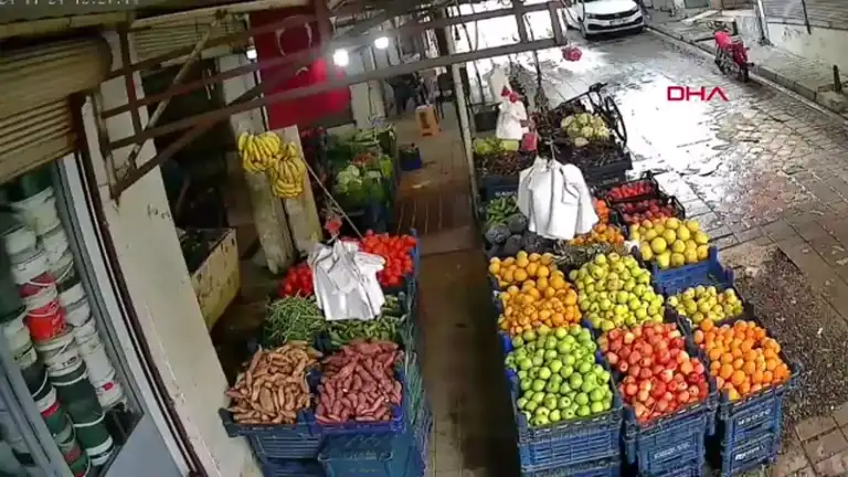 Fırtına Manavın Çatısını Yıkttı!