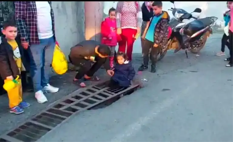 İskenderun'da Kız Çocuğu Mazgala Sıkıştı!