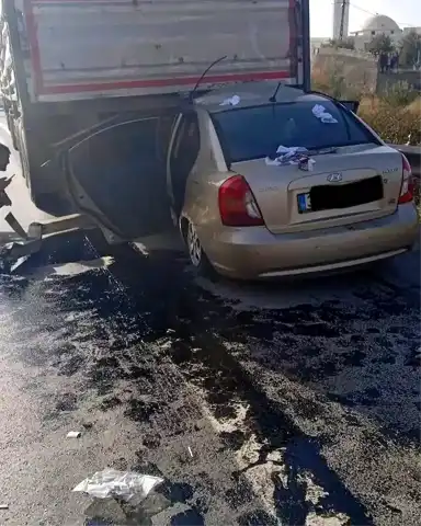 İskenderun'da Otomobil-Tır Çarpışması: 2 Yaralı