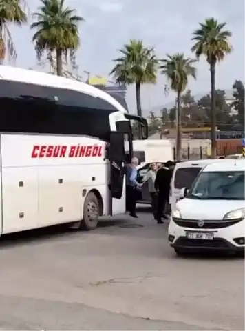 Şehirde Sopalı Kavga: Otobüs Şoförü ile Sürücü Karşı Karşıya