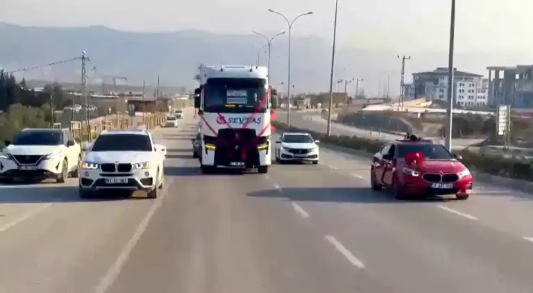 Tır Şoförü, Düğününde Tırını Gelin Arabası Yaptı!