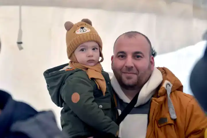 Suriyeliler Yıllardır Gördükleri Babalarına Kavuşmak İçin Cilvegözü'nden Geçiyor
