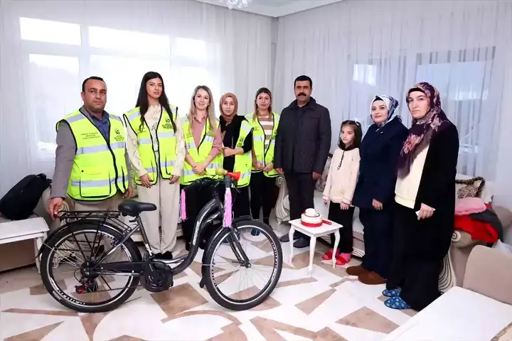 Depremzede Zümra'nın Doğum Günü Sürprizi
